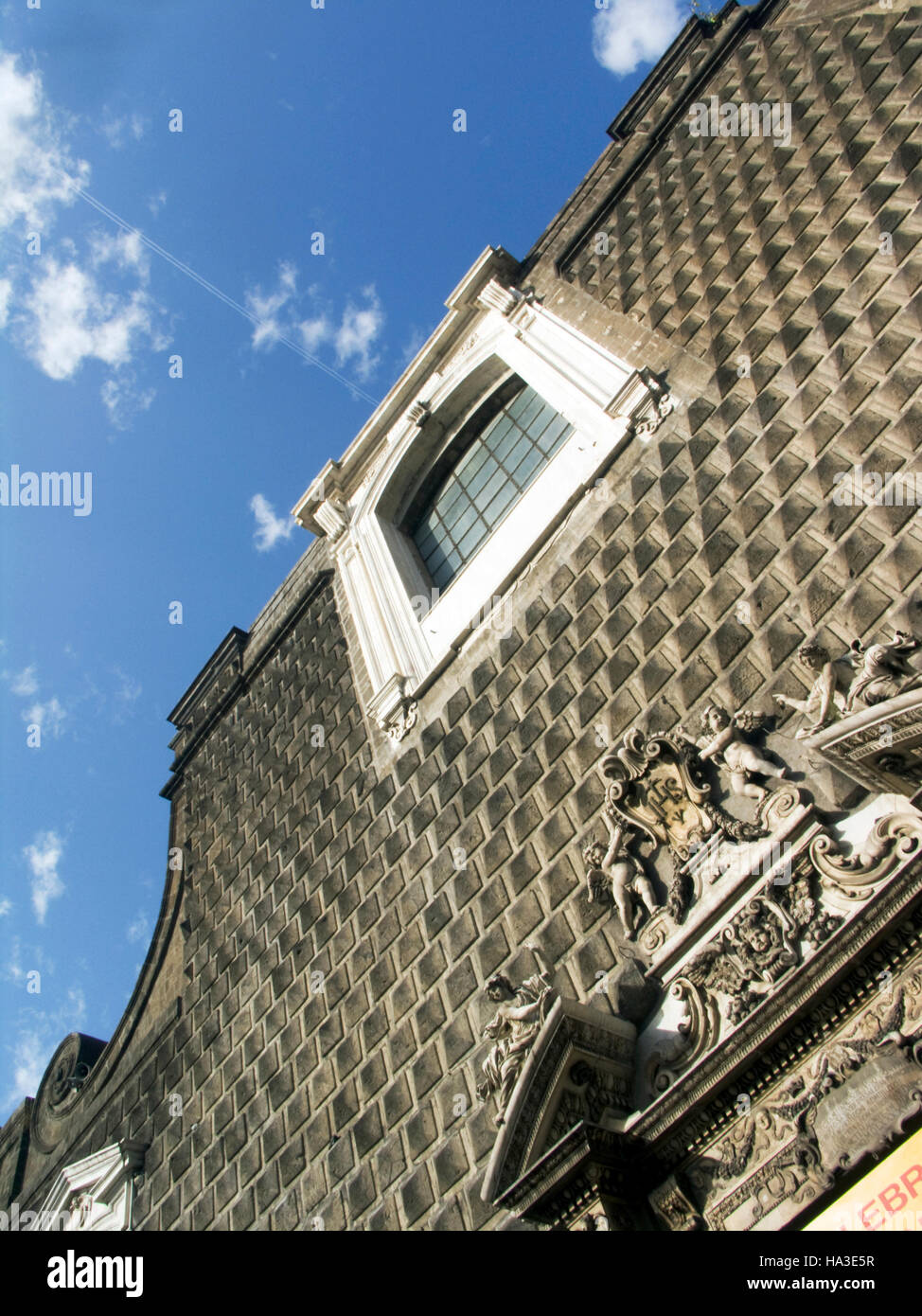 Famous "Bugnato Liscio" rustiziert Mauerwerk Fassade der Kirche Gesù Nuovo in Neapel, Kampanien, Italien, Europa Stockfoto