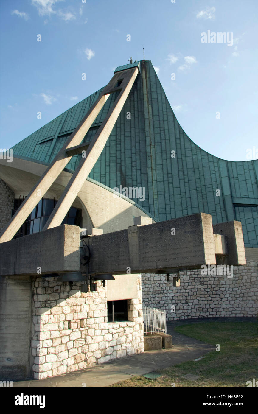 Kirche auf der Autobahn, "Chiesa sull'autostrada" San Giovanni Battista, erbaut zwischen 1960-1963 Stockfoto