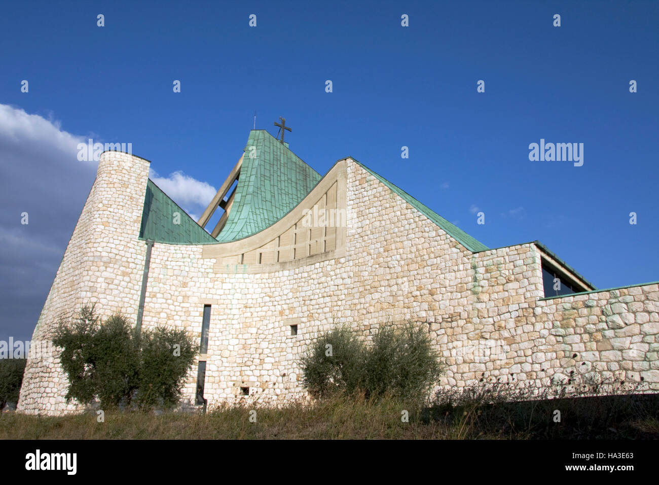 Kirche auf der Autobahn, "Chiesa sull'autostrada" San Giovanni Battista, erbaut zwischen 1960-1963 Stockfoto