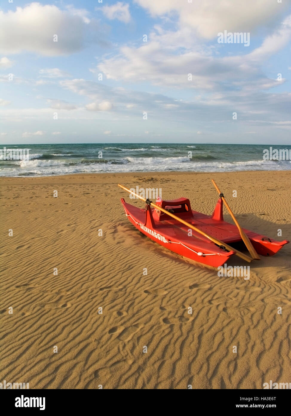 Rettungsboot auf einsamen Strand in Marina di Lesina, Foggia, Apulien, Italien, Europa Stockfoto