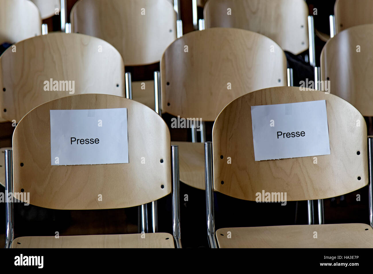 Stühle für die Presse zur Kenntnis genommen markiert Presse, Pressenpartie, District Court, Stuttgart, Baden-Württemberg, Deutschland Stockfoto