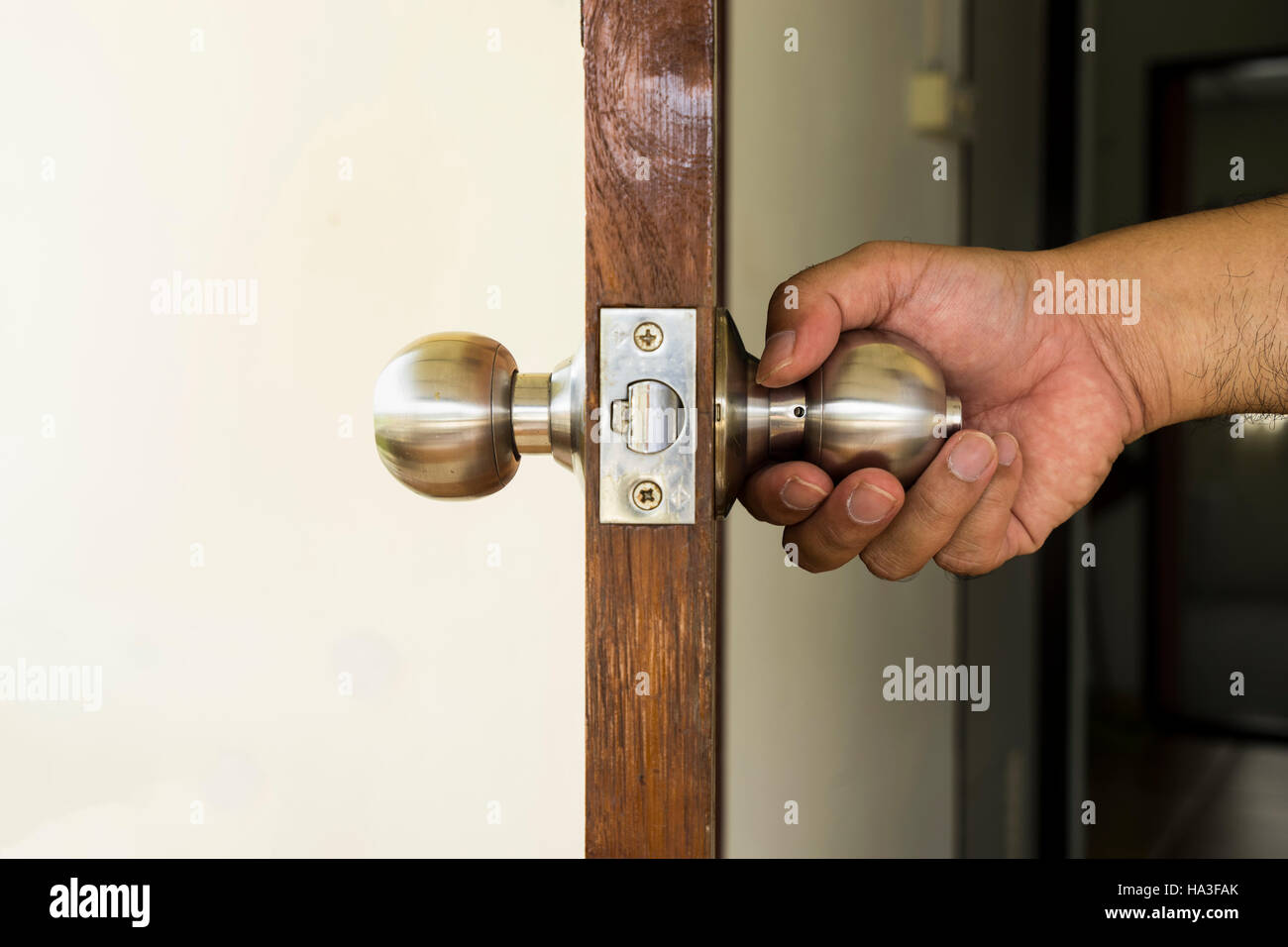 Mann halten silbernen Knopf von innen Heimat Ausweg - können anzeigen oder montage auf Produkt Stockfoto