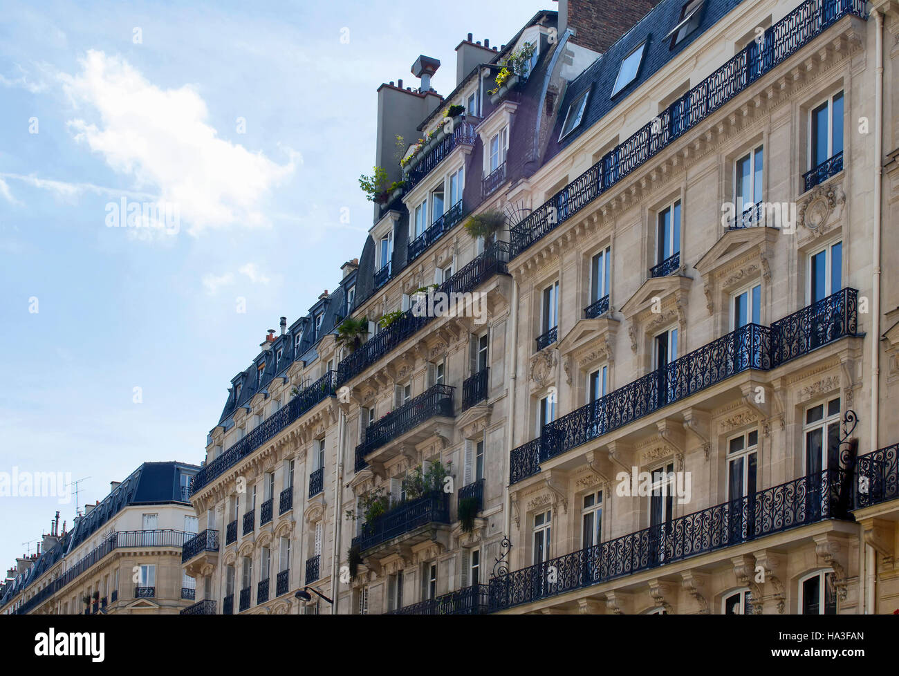 Gebäude im 2. Arrondissement in Paris zeigt architektonischen Stil des 19. Jahrhunderts. Eisen, dekorative Balkone und Pflanzen sind in der Ansicht. Stockfoto