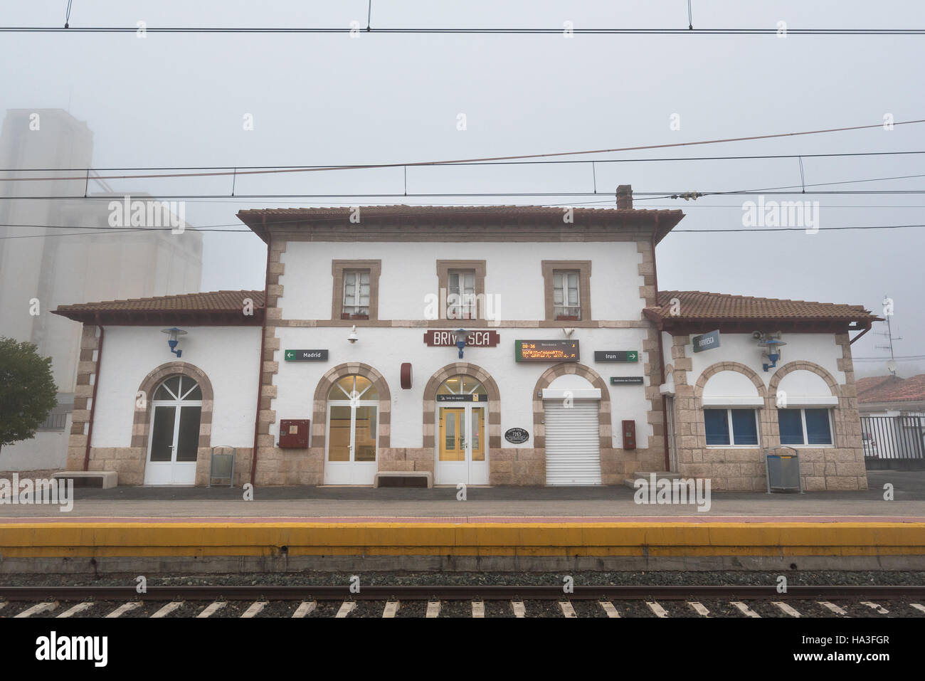 Briviesca, Spanien, 27. Oktober 2016: Malerische Aussicht auf Briviesca, ländlichen Zug Renfe station an einem bewölkten Tag am Oktober 27,2016 in Burgos, Spanien. Stockfoto