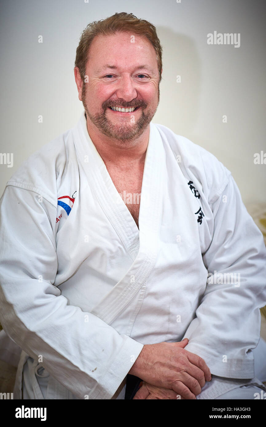 Ray Sweeney, betreibt Behinderung Karate Klassen im Bild in seinem Haus Stockfoto