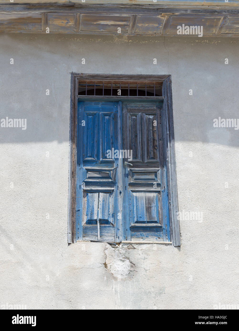 Blaue Fenster Rollladen Türen, alt und verfallen Stockfoto