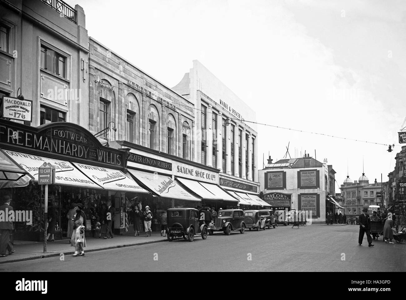 Geschäfte und Shopper am östlichen Ende des Western Road, Brighton, East Sussex, England, c.1935 - gehören Geschäfte, Marks and Spencer Stockfoto