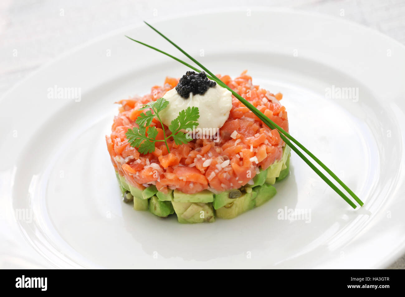 Lachstartar mit Avocado und Kaviar Stockfoto