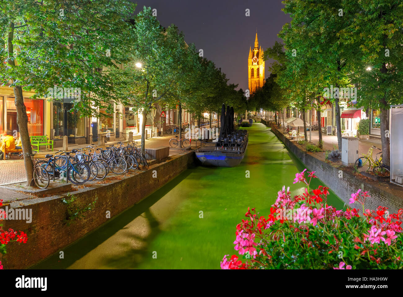 Nacht-Kanal, Oude Kerk Kirche, Delft, Niederlande Stockfoto
