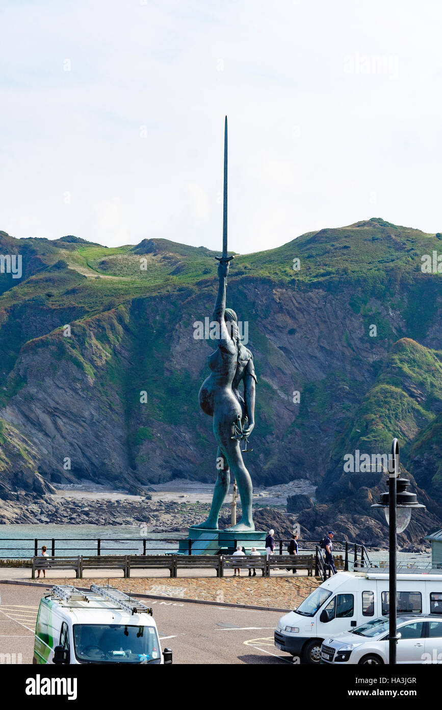 "Wahrheit" eine 20 Meter hohe Stahl und Bronze Statue von Damien Hirst steht auf dem Pier in Ilfracombe in Devon, England, UK Stockfoto