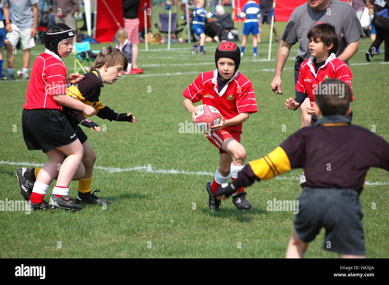 kleine Jungs spielen rugby Stockfoto