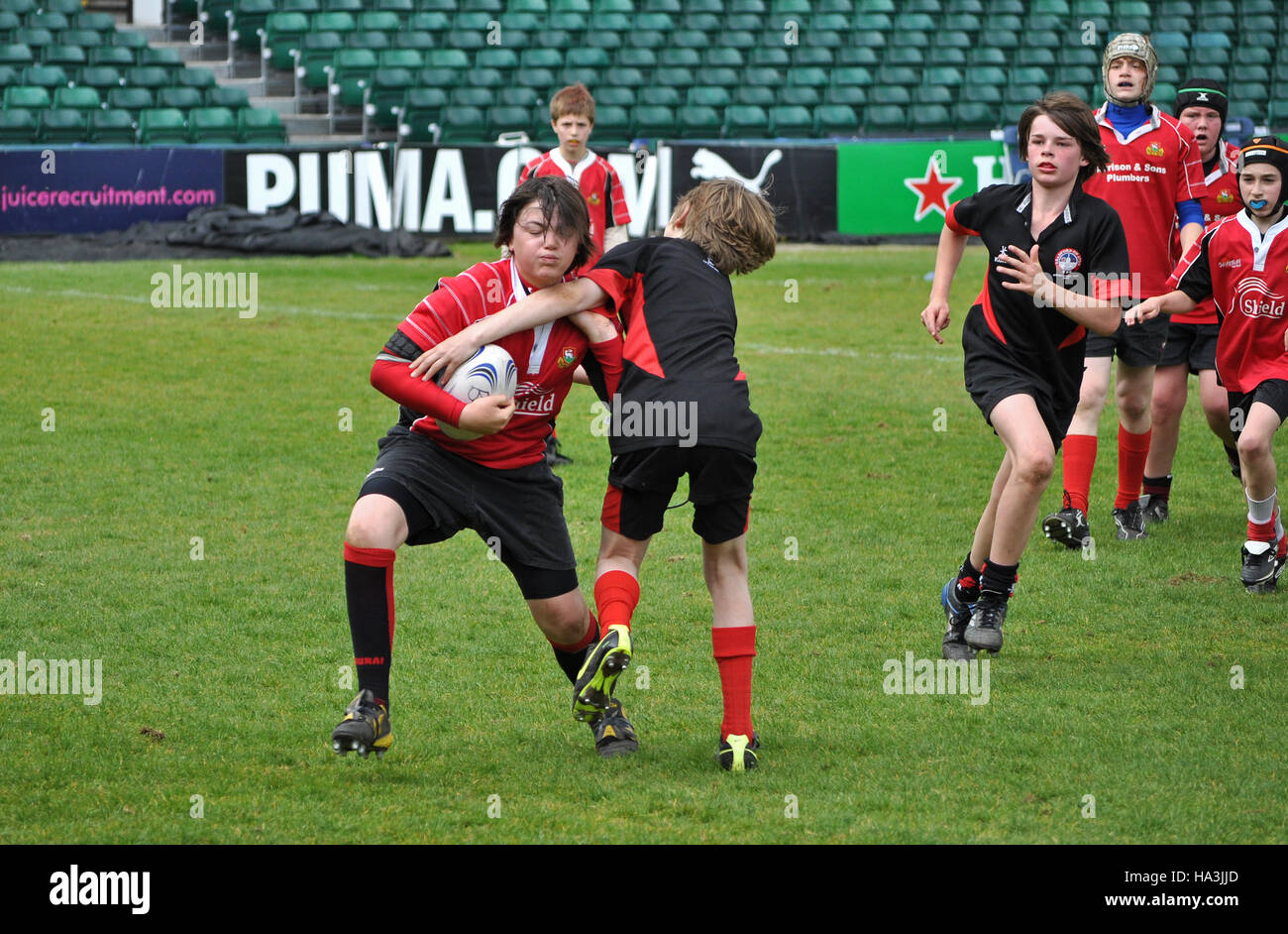 Jungs im Teenageralter Rugby zu spielen Stockfoto