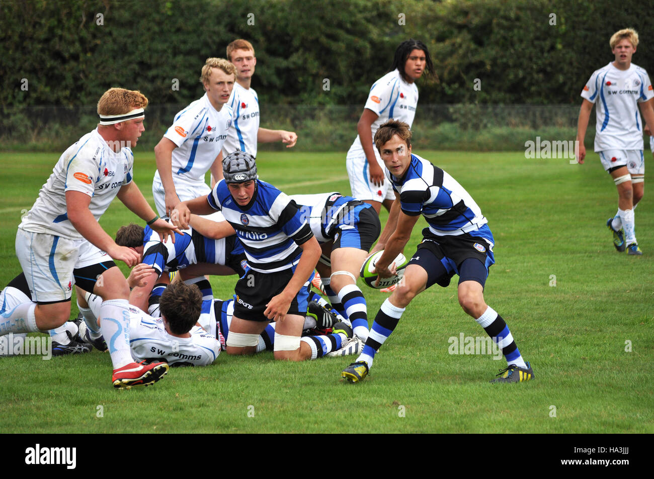 Jungs im Teenageralter Rugby zu spielen Stockfoto