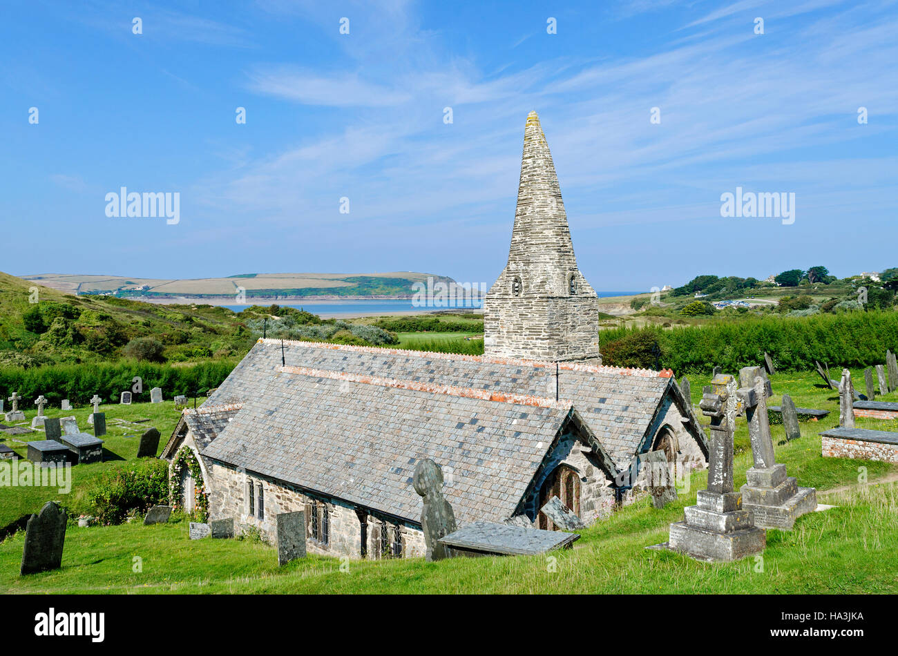St.Enodoc Kirche bei Trebetherick in der Nähe von Felsen in Cornwall, England, UK Stockfoto