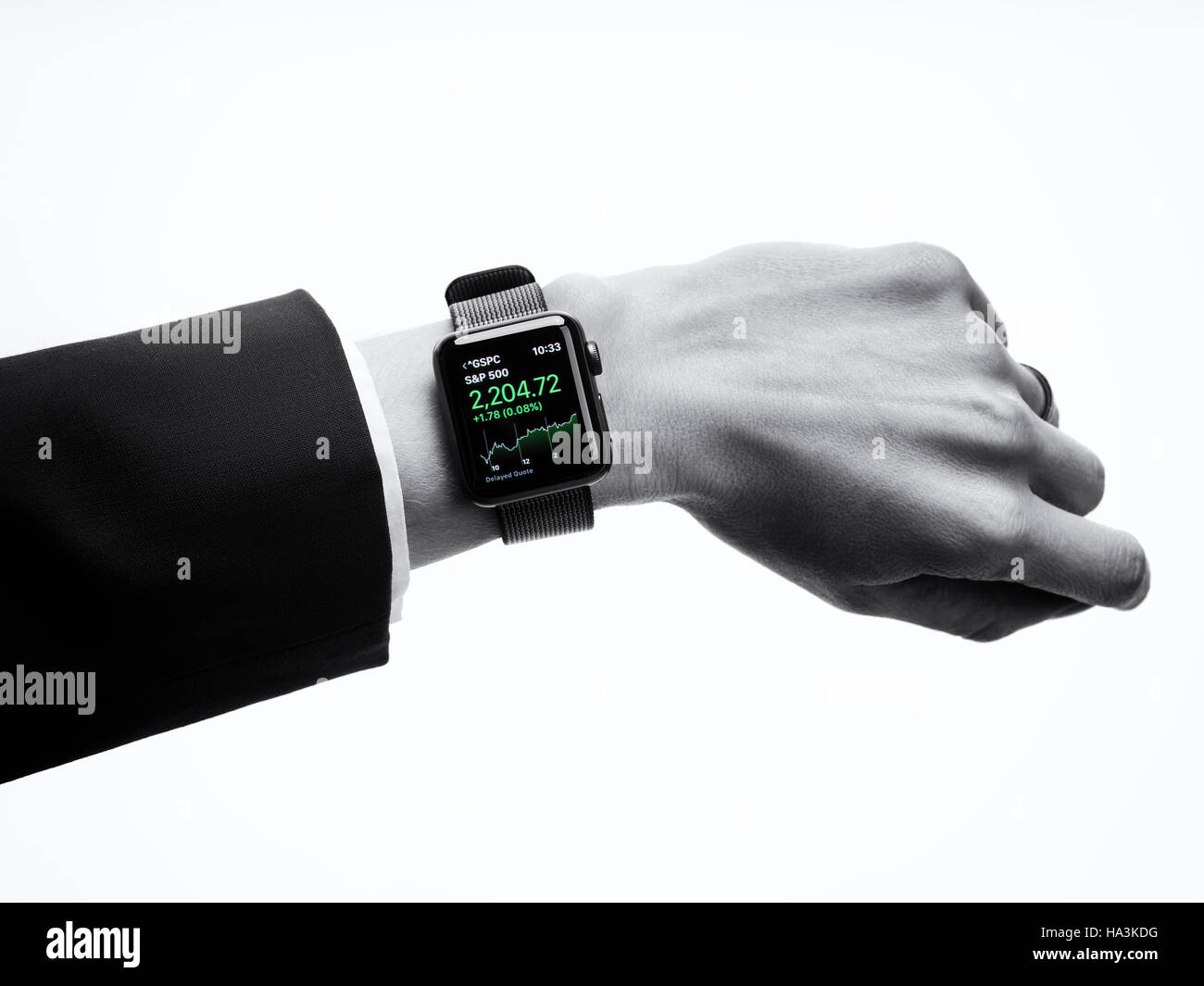Frau trägt Apple Watch Serie 2 Smartwatch an ihrem Handgelenk anzeigen Börse app, Nahaufnahme von Hand isoliert auf weißem Hintergrund in schwarz und Pfingstmontag Stockfoto