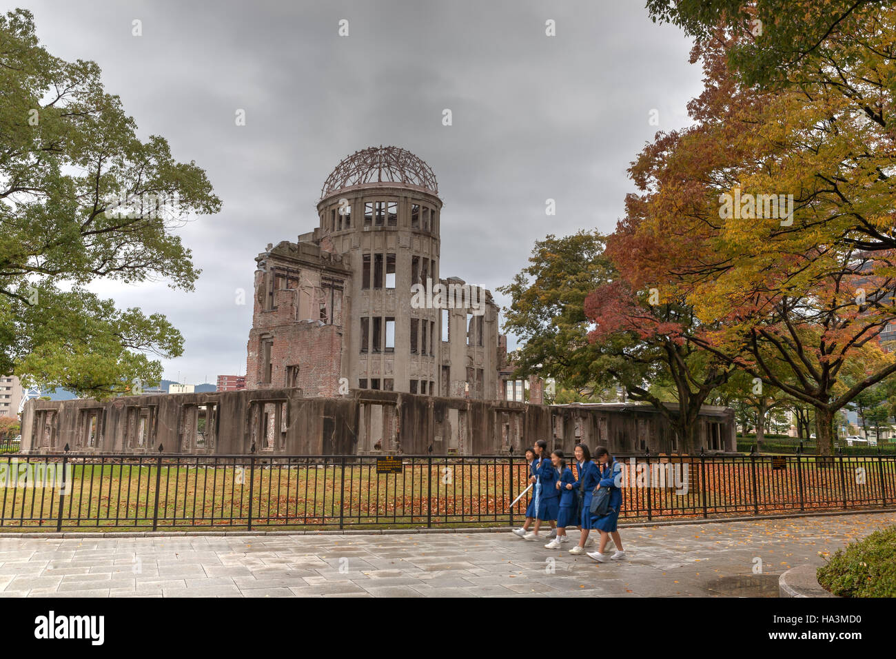 Lachend Schulmädchen Heimweg von der Schule vor der Atomic (Genbaku) Kuppel in Hiroshima, Japan im Herbst Stockfoto