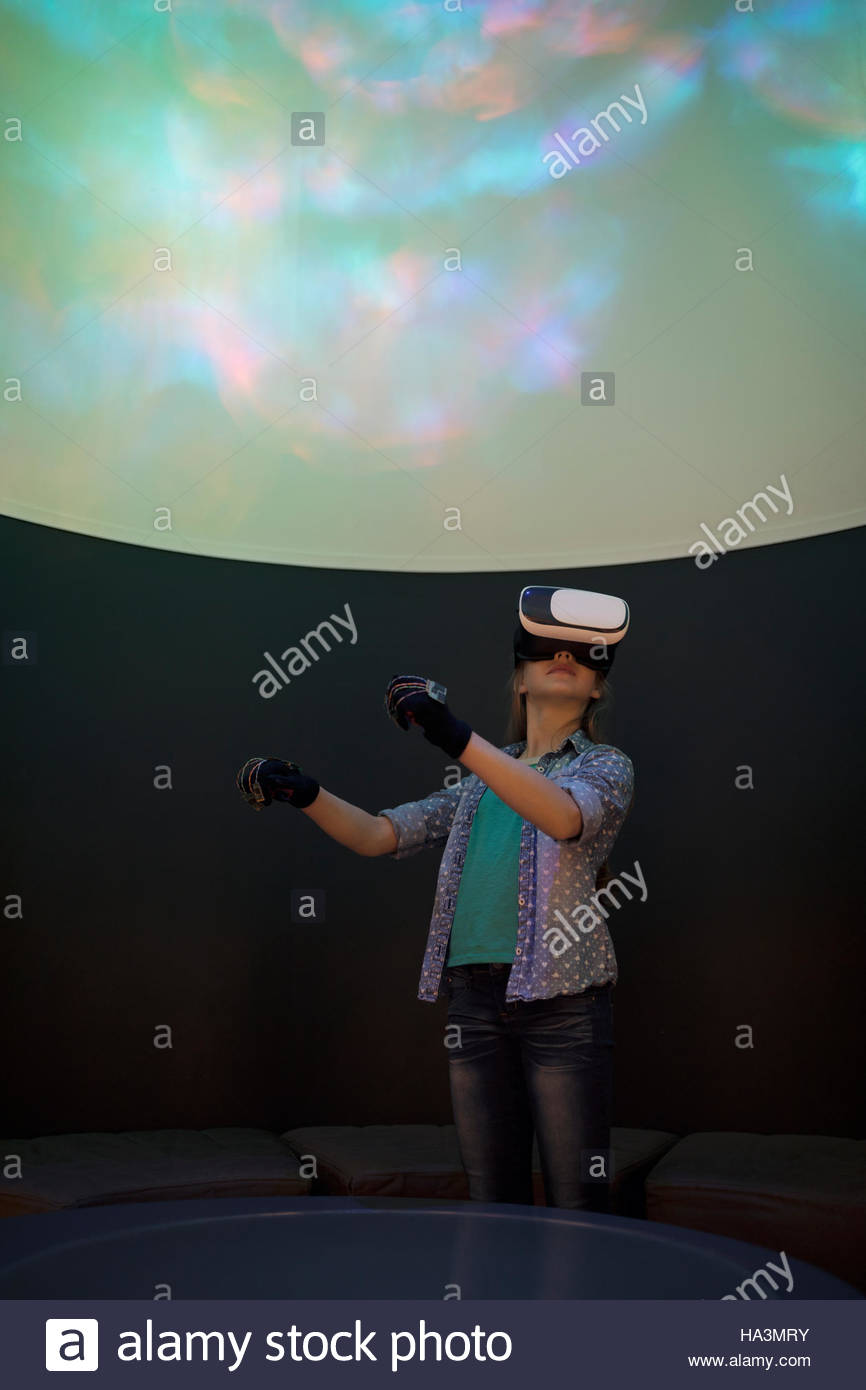 Mädchen mit virtual-Reality-Simulator im Science Center theater Stockfoto