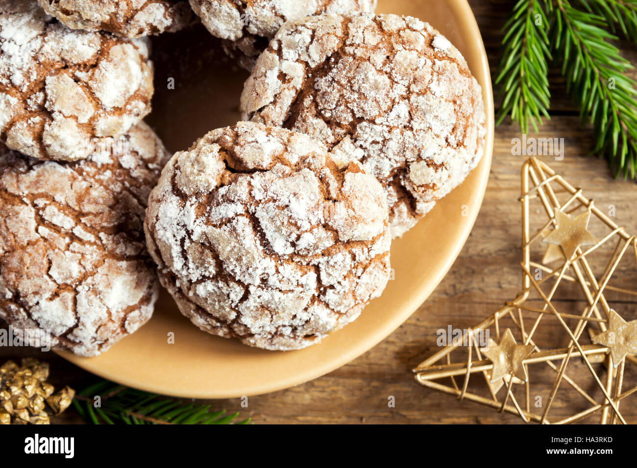 Schokolade crinkle Cookies für Weihnachten mit goldenen Ormaments - hausgemachte festliche Weihnachtsbäckerei Stockfoto