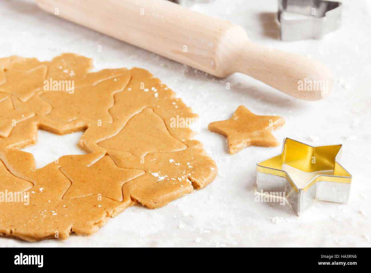Vorbereitung Weihnachten Lebkuchen mit Cutter, Ingwer Teig - festliche hausgemachte Weihnachtsbäckerei Stockfoto