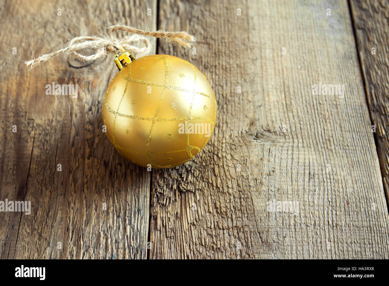 Golden Christmas Ball über rustikalen hölzernen Hintergrund mit Textfreiraum Stockfoto