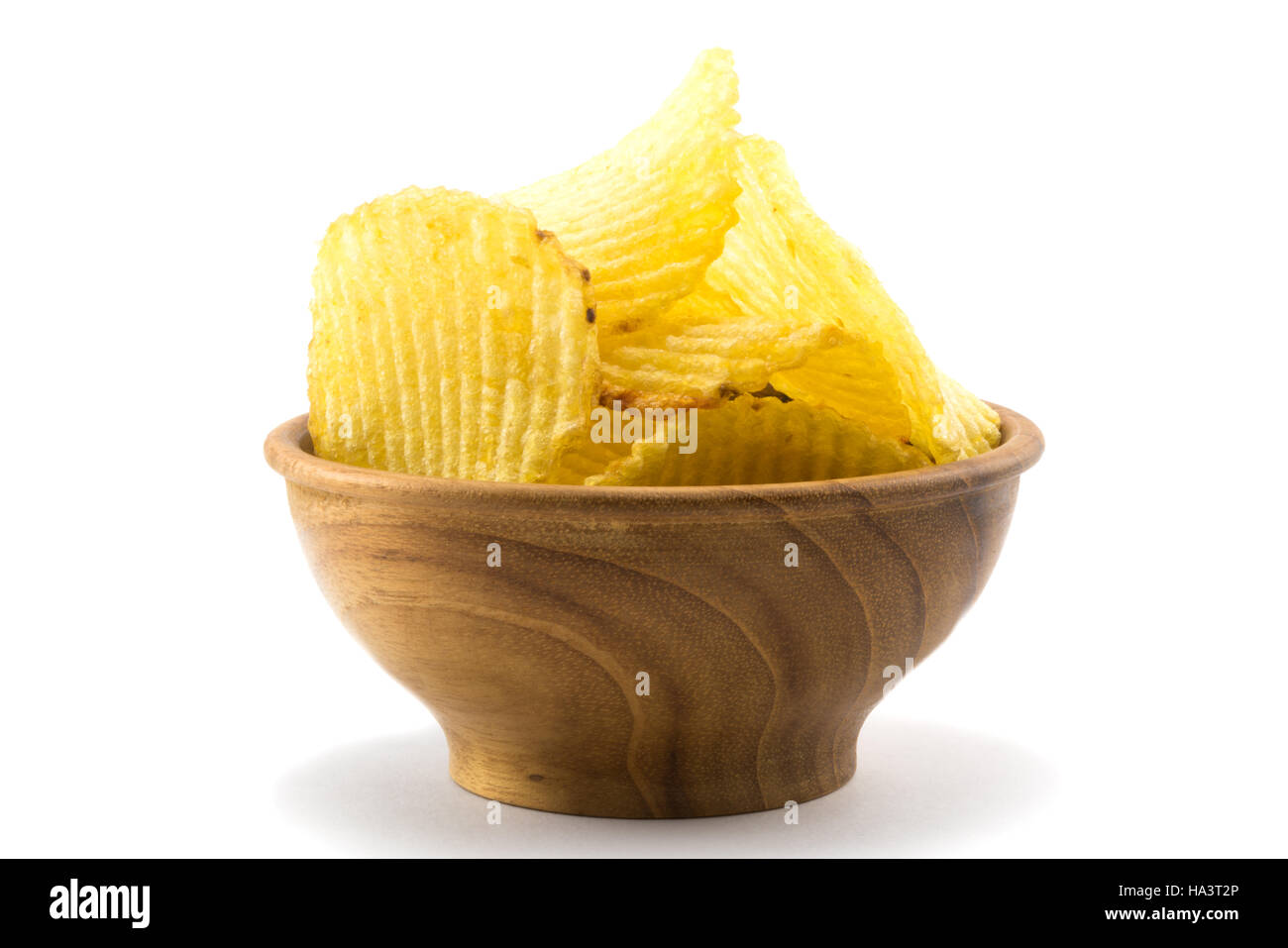 Kartoffel-Chips in eine kleine Holzschale auf weißem Hintergrund Stockfoto