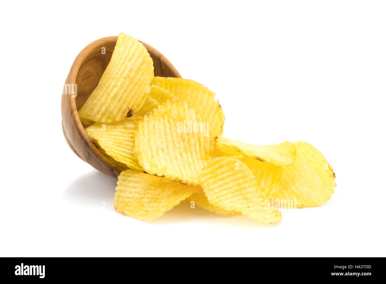 Kartoffel-Chips und eine kleine Holzschale auf weißem Hintergrund Stockfoto
