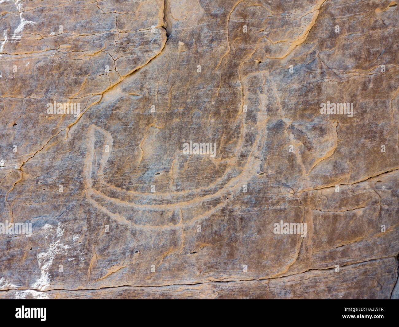 Inschriften und Felsmalereien im Geier Rock am Eingang zum Hellal Wadi el Kab, alte Nekheb in der östlichen Wüste, Oberägypten Stockfoto