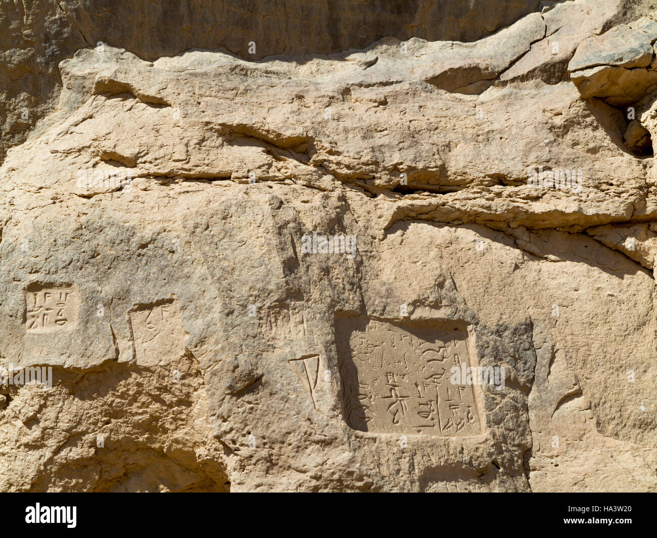Inschriften und Felsmalereien im Geier Rock am Eingang zum Hellal Wadi el Kab, alte Nekheb in der östlichen Wüste, Oberägypten Stockfoto
