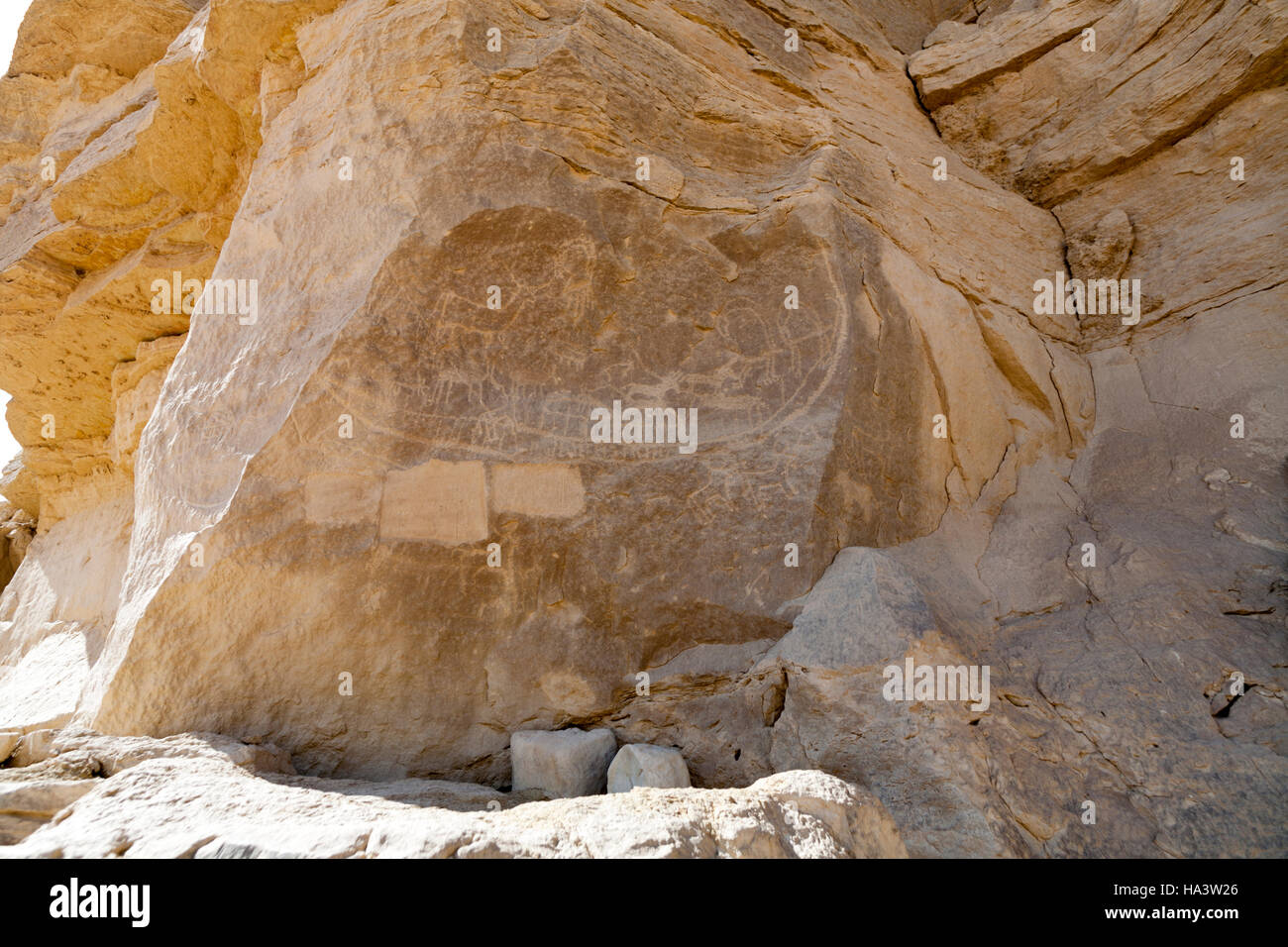 Inschriften und Felsmalereien im Geier Rock am Eingang zum Hellal Wadi el Kab, alte Nekheb in der östlichen Wüste, Oberägypten Stockfoto