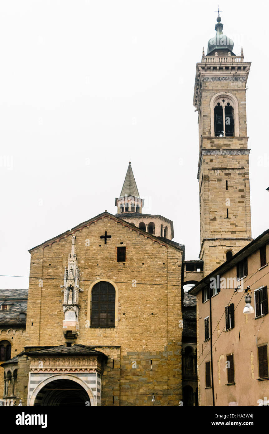 Kunstvolle Steinmetzarbeiten und Glockenturm von der Vorderseite der Basilica di Santa Maria Maggiore, Citta Alta, Bergamo, Italien Stockfoto