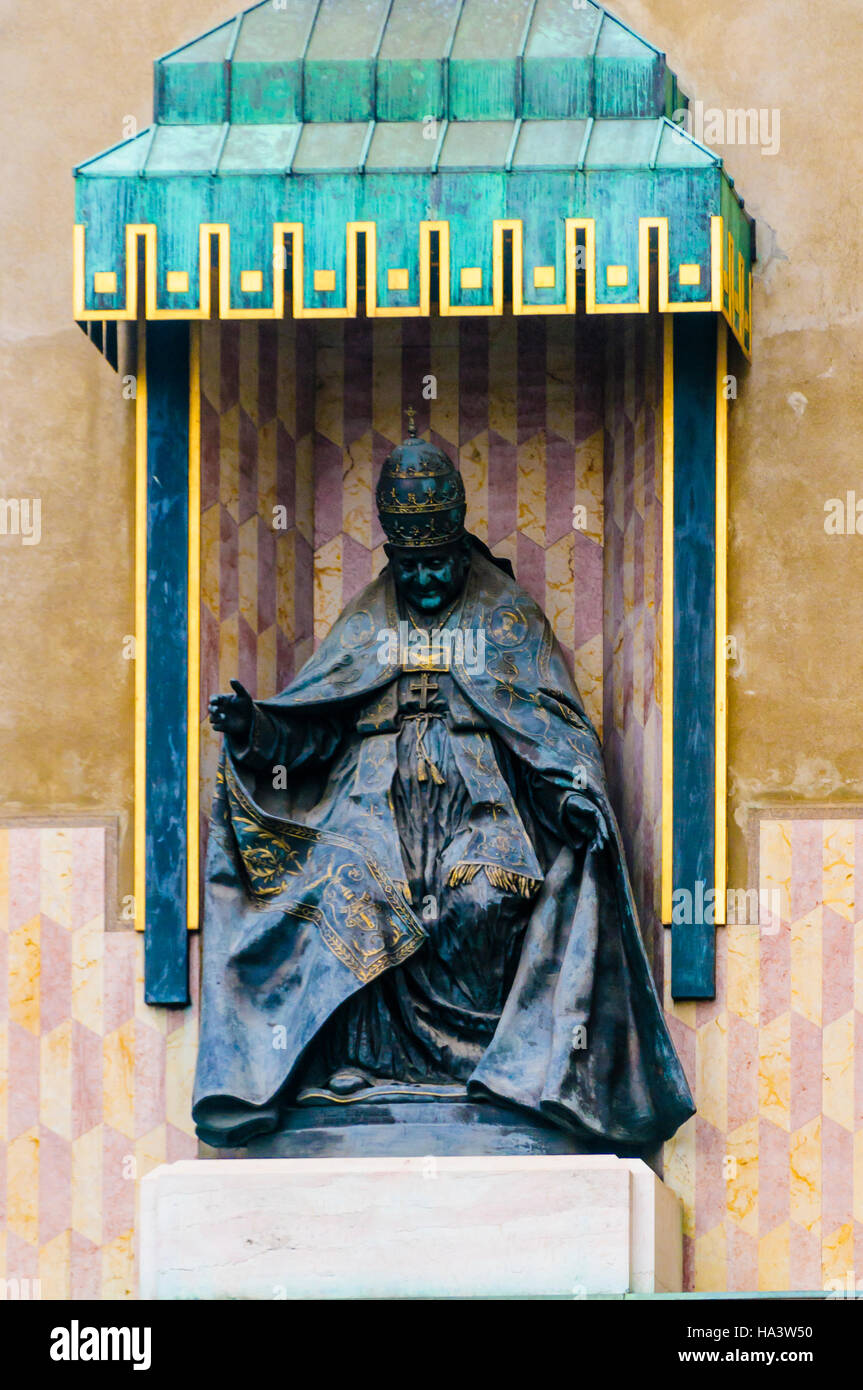 Bronze-Statue von Papst John XXIII, über der Tür des Seminario Vescovile Giovanni XXIII katholischen religiösen Seminars, Citta Alta, Bergamo, Italien Stockfoto