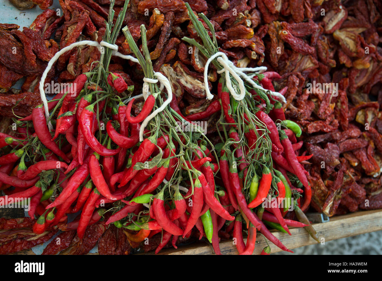 Rote Chilischoten & Trockentomaten, Bari, Apulien, Italien Stockfoto