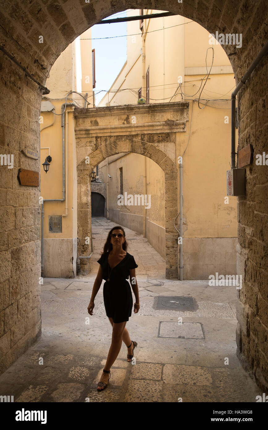 Junge Frau in der alten Stadt Bari, Apulien, Italien Stockfoto