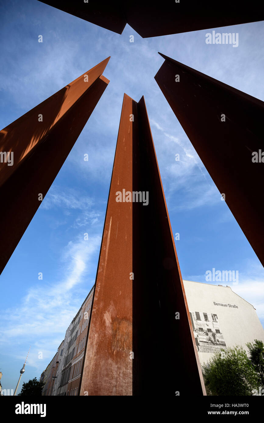 Berlin. Deutschland. Darstellung eines Wachturms BT-9, ist Bestandteil der Geschichtsmeile Berliner Mauer. Stockfoto