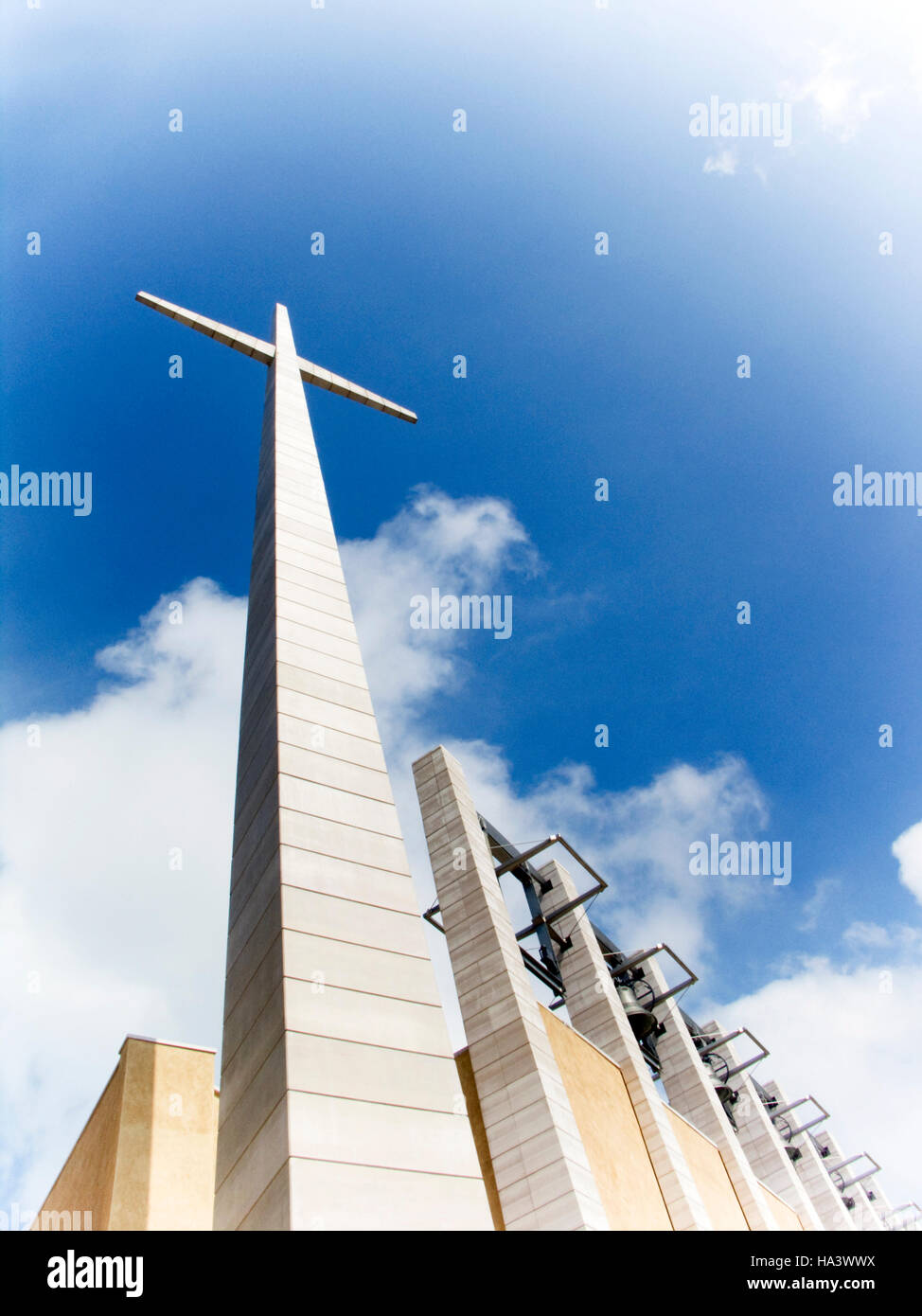 Kreuz und Glockenturm, San Pio da Pietrelcina oder Wallfahrtskirche Padre Pio, Architekt Renzo Piano, in San Giovanni Rotondo, Foggia Stockfoto