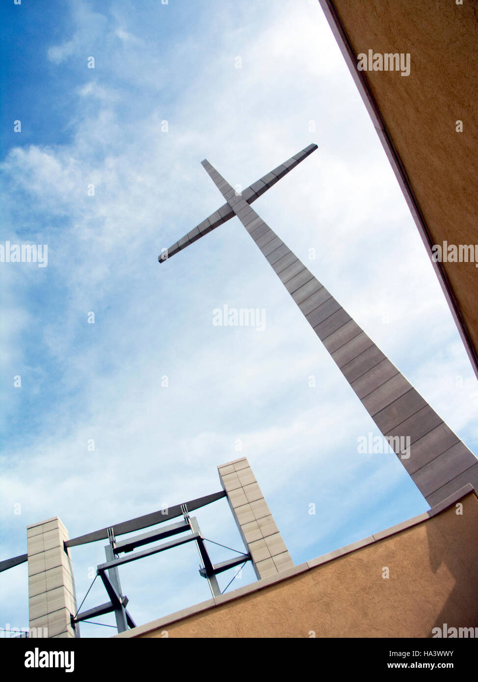 Kreuz und Glockenturm, San Pio da Pietrelcina oder Wallfahrtskirche Padre Pio, Architekt Renzo Piano, in San Giovanni Rotondo, Foggia Stockfoto