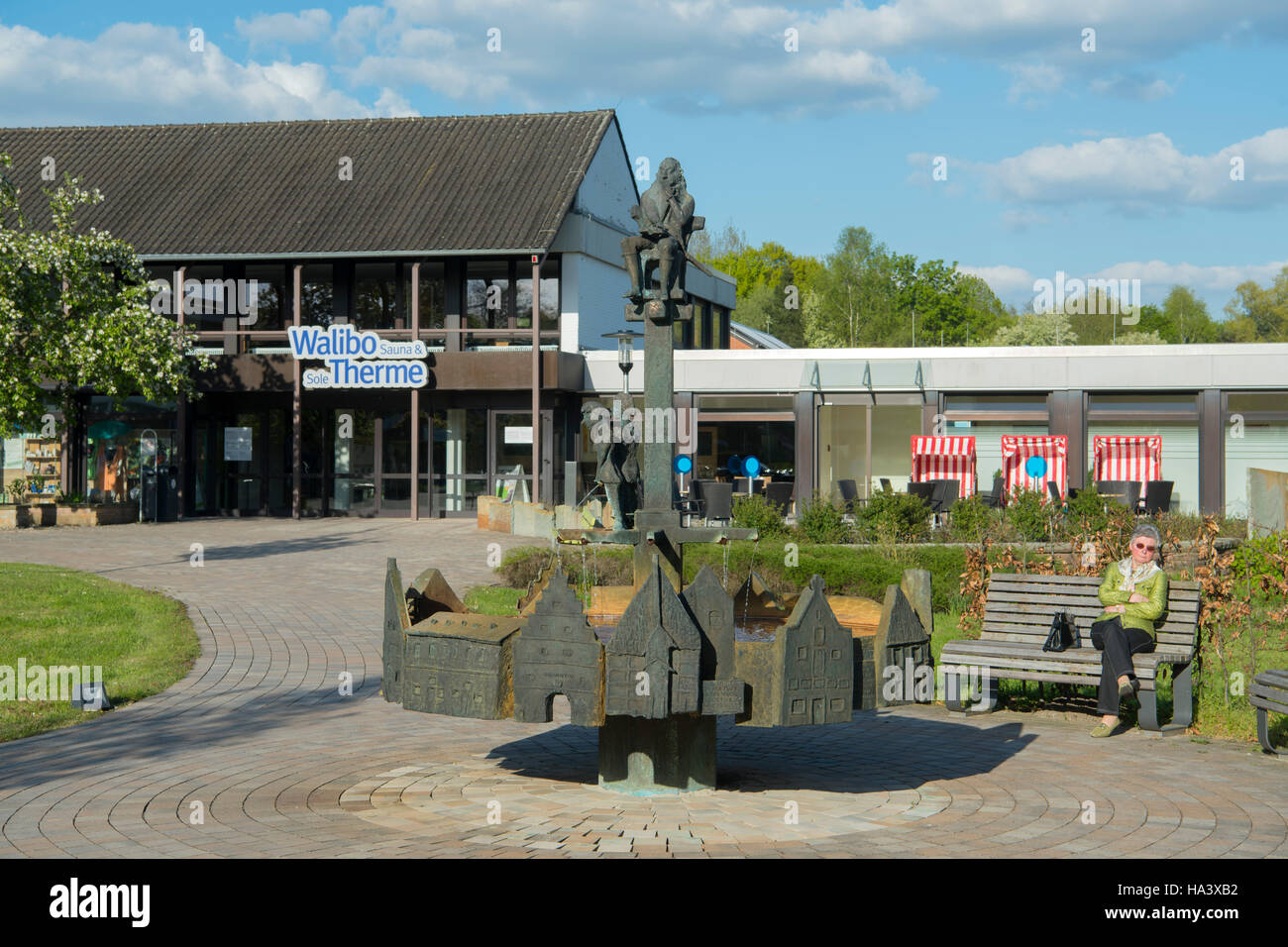 Bad Waldliesborn, Goethe-Brunnen Vor Dem Thermalsolebad, Kreis Soest, Nordrhein-Westfalen, Deutschland Stockfoto