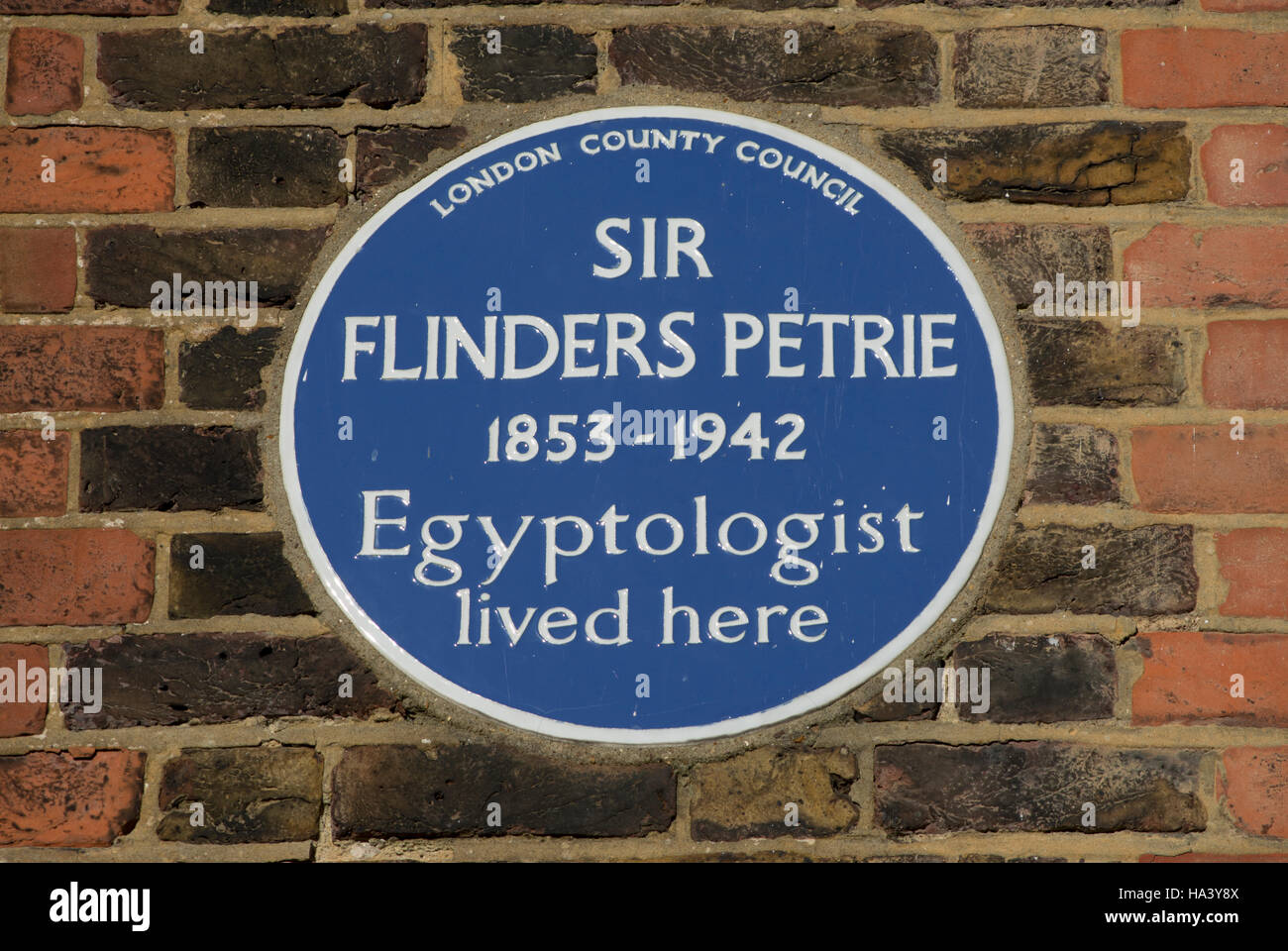 London County Council blaue Plakette kennzeichnen ein Zuhause der Ägyptologe Sir Flinders Petrie, Hampstead, London, England Stockfoto
