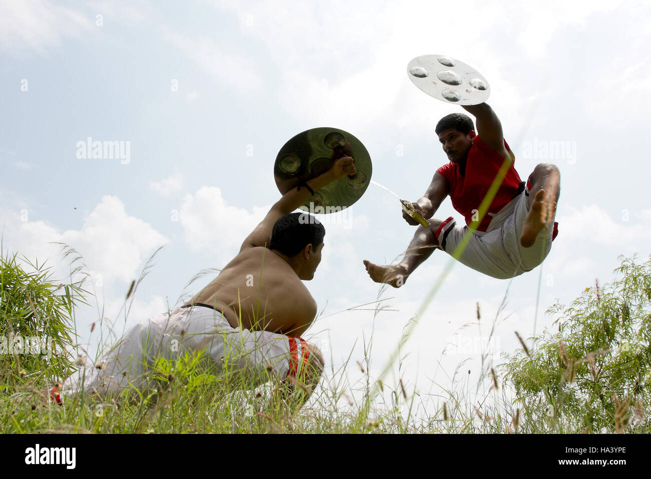 Männer üben Kalaripayattu, traditionelle Kampfkunst von Kerala, Südindien Stockfoto