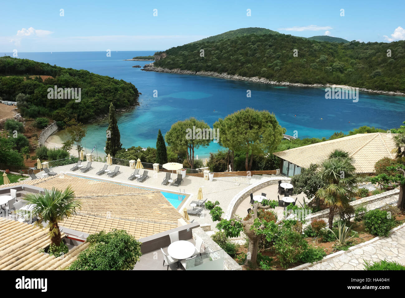 Sivota, Griechenland, 9. Mai 2013: Landschaft mit Meereshorizont, blaue Bucht, grüne Insel und Strand im Ionischen Meer, Griechenland. Stockfoto
