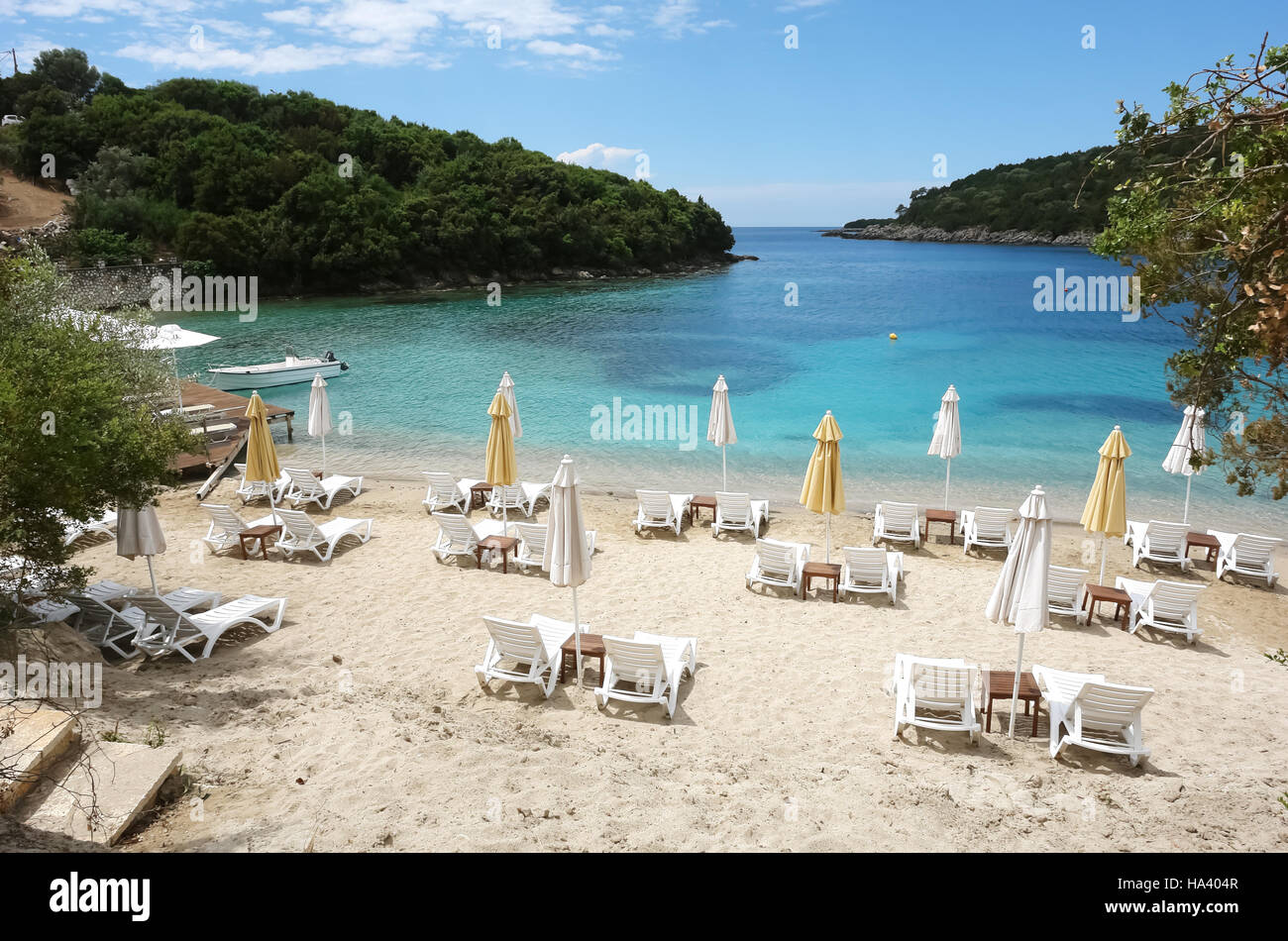 Blick auf die Emerald Green Bay und Strand mit Sonnenschirmen. Stockfoto