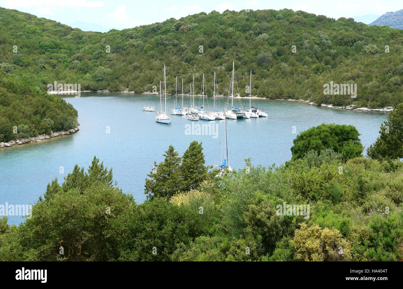 Sivota, Griechenland, 9. Mai 2013: Landschaft mit grünen Insel, Berge und Yachten in Emerald Bay im Ionischen Meer, Griechenland. Stockfoto