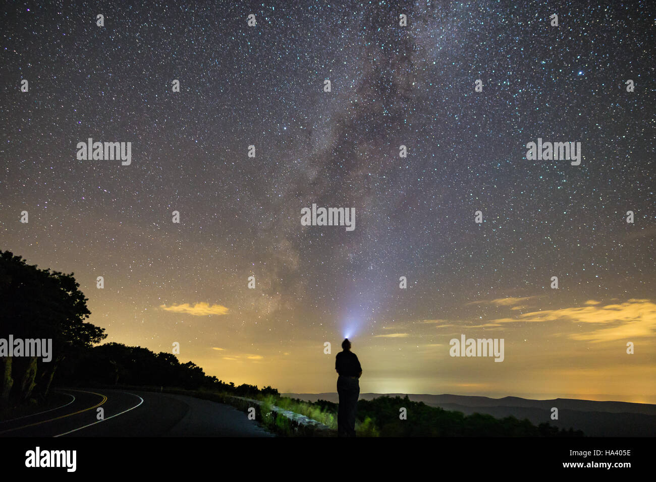 Galaktische Selfie. Eine einzelne, einsame Person steht, starrte an die Sterne am Nachthimmel zusammen mit der Milchstraße über den Shenandoah National Park. Stockfoto