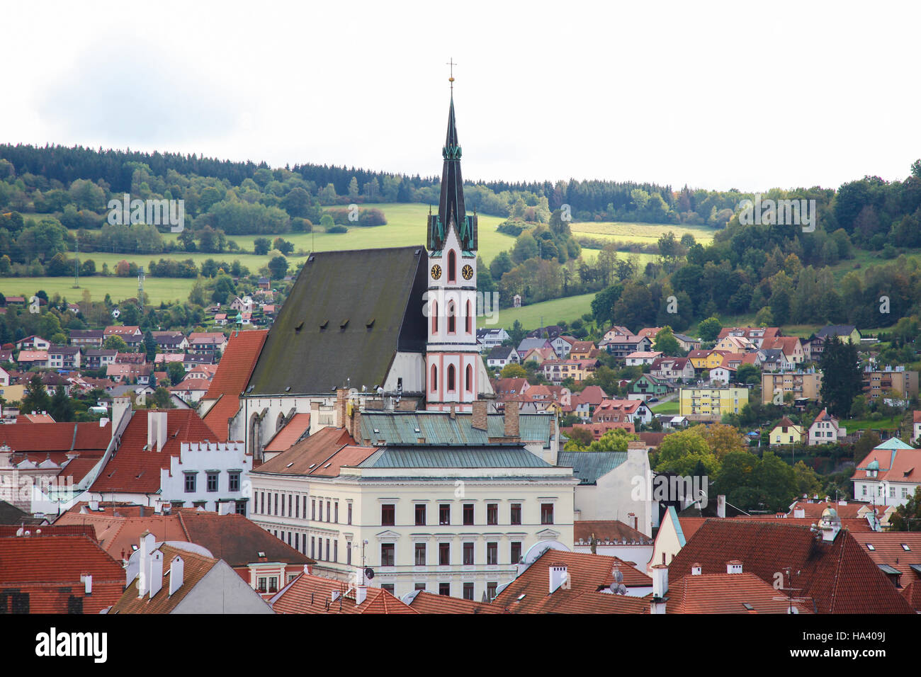 Blick auf die Altstadt und St. Vitus Kirche von Cesky Krumlov, Südböhmen, Tschechien. Stockfoto