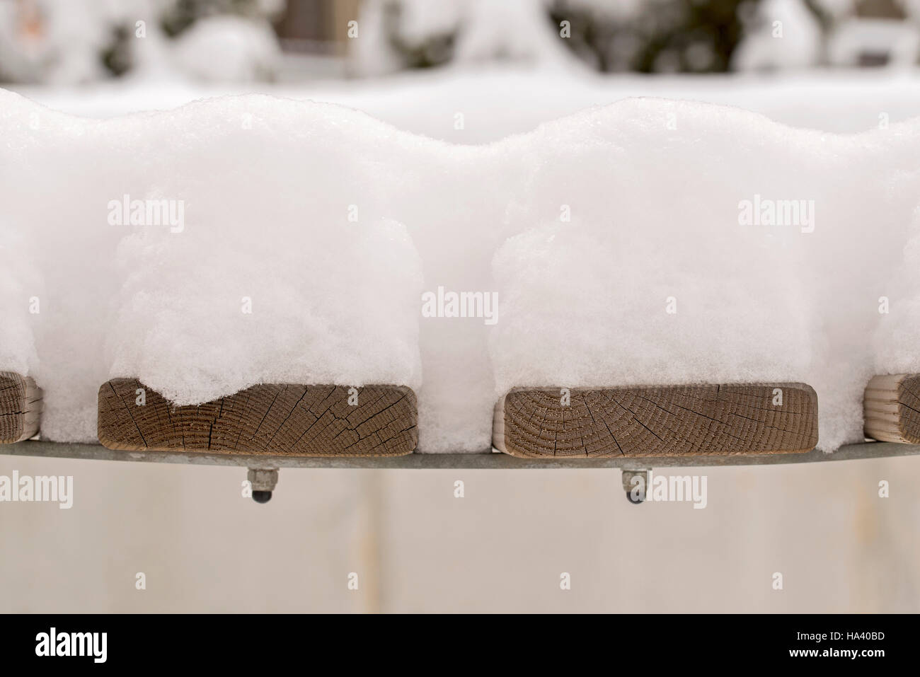 Schnee auf der Bank Stockfoto