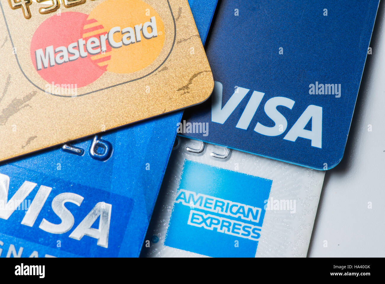 Nahaufnahme von Kreditkarten mit MasterCard, Visa und American Express Logo auf weißem Hintergrund, illustrative Redaktion Stockfoto