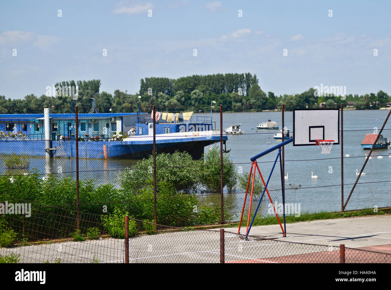 Basketballplatz an der Donau. Bezirk Zemun, Belgrad, Serbien Stockfoto