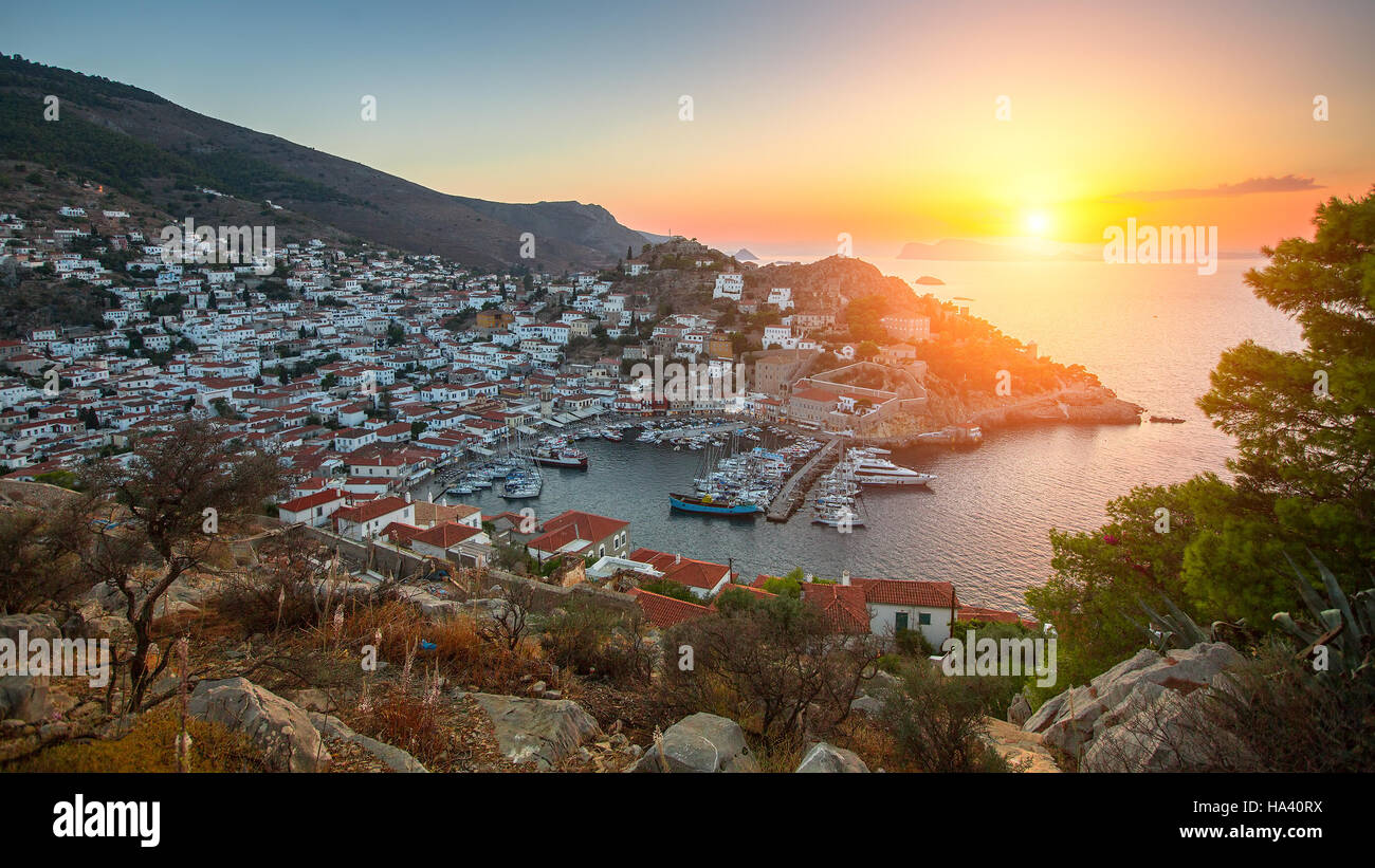 Panoramablick auf den Yachthafen von Hydra Insel während Sonnenuntergang Ägäis, Griechenland. Stockfoto