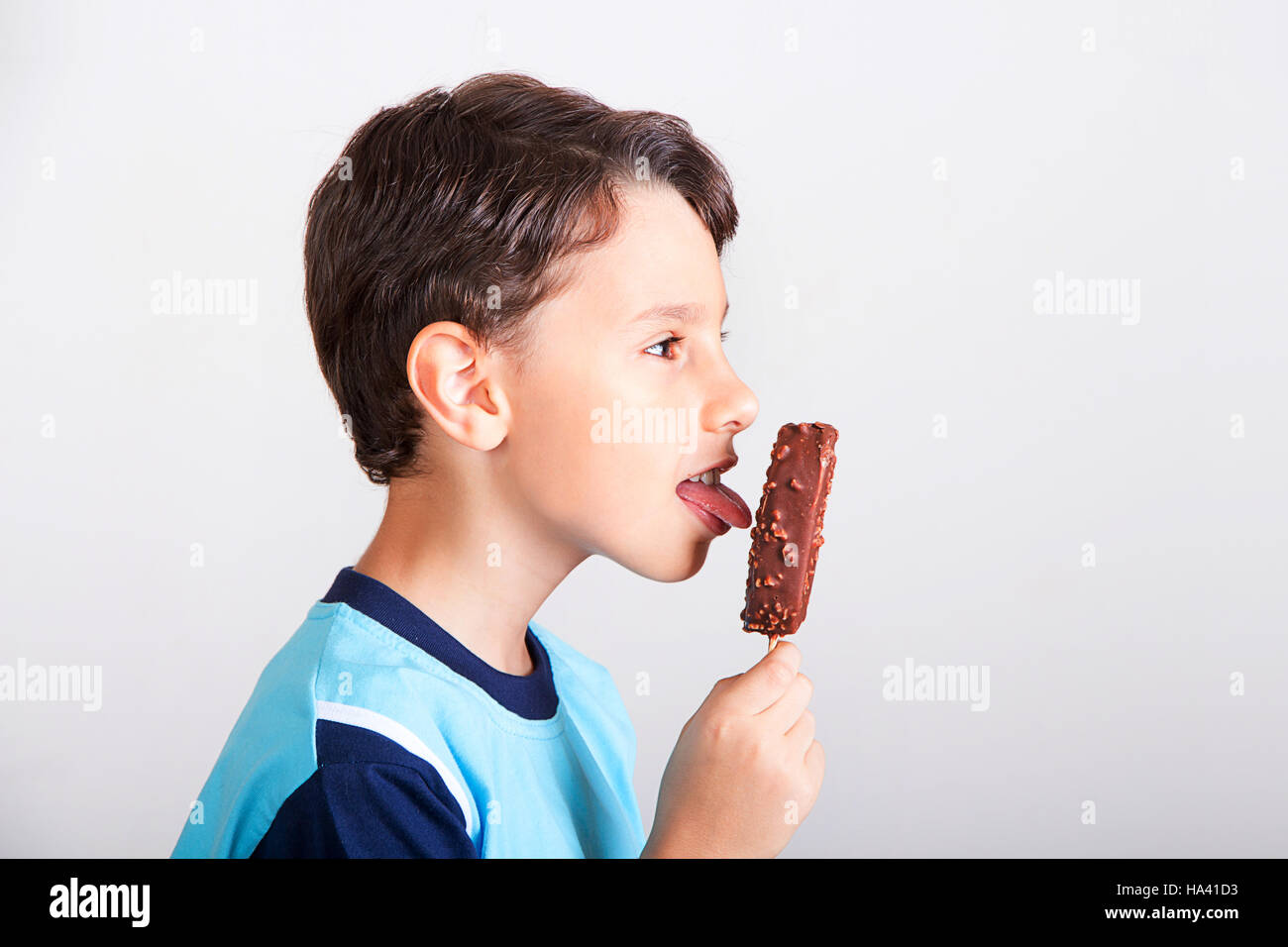 Young kid lecken Schokoladeneis bar Stockfoto