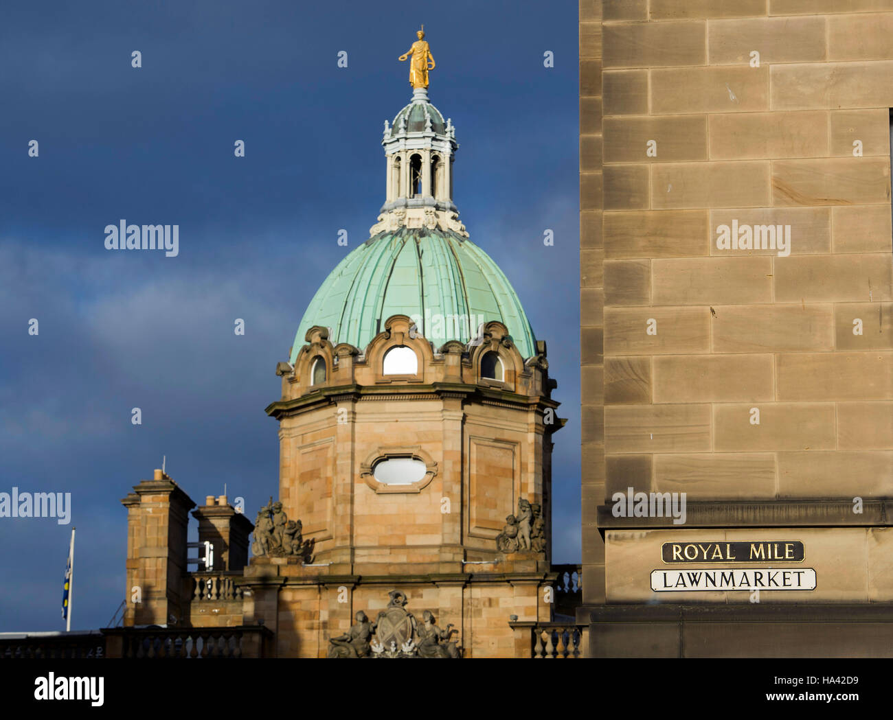 Straßenschild für die Lawnmarket und Königliche Meile, mit Kuppel der Bank of Scotland-zentrale auf dem Hügel hinter. Stockfoto